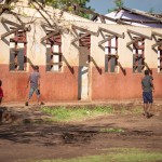 Aufklärungsarbeit nach dem Zyklon Idai in Nhamatanda, Provinz Sofala. Diese Schule namens Nharuchunga liegt in Nhamatanda, Provinz Sofala. Sie wurde durch den Zyklon so zerstört, dass kein Unterricht mehr stattfinden kann.